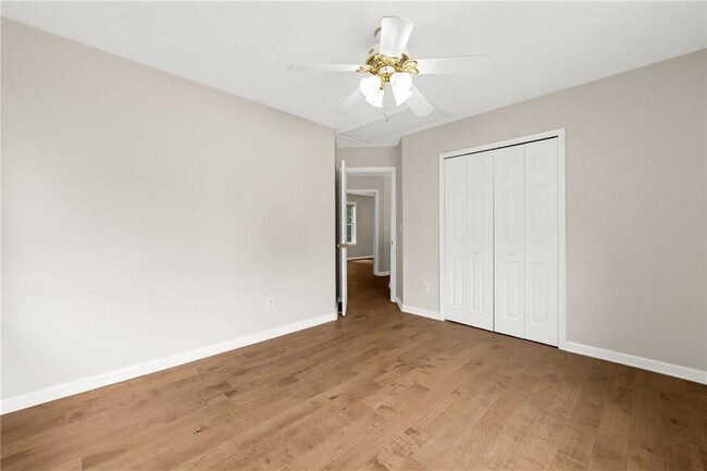 Building Photo - 370 Manor Glen Dr