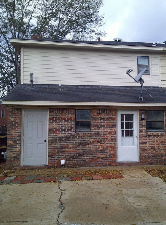 Building Photo - *****MOVE IN SPECIAL! 1/2 OFF 1ST MONTHS R...