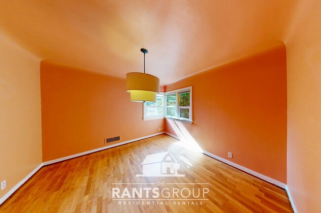 Building Photo - 2-Bedroom Home with Basement on a Spacious...