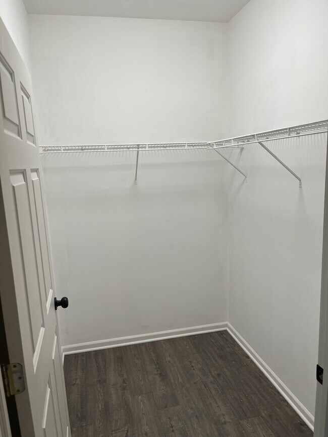 Building Photo - 5733 Twin Oaks Dr