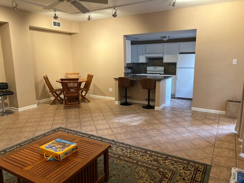 Building Photo - 702 Avondale St