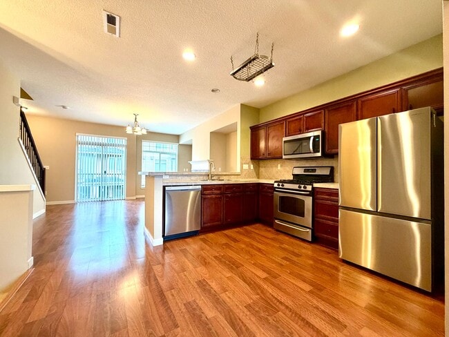 Building Photo - **FREE TWO WEEKS RENT** Sophisticated Beaverton Townhome with Multiple Floor Spacious Layout- Gre...