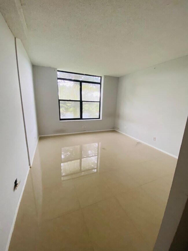 Building Photo - 3760 Inverrary Dr