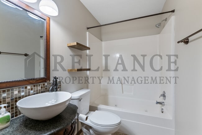 Building Photo - 1318 N Aksarben Ct