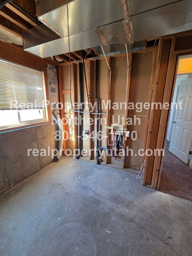 Building Photo - 4 Bed 3 Bath Syracuse Home Available!