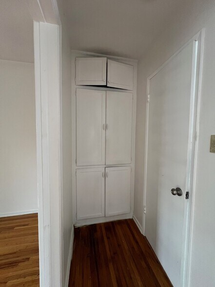 Building Photo - 873 N Hoover St