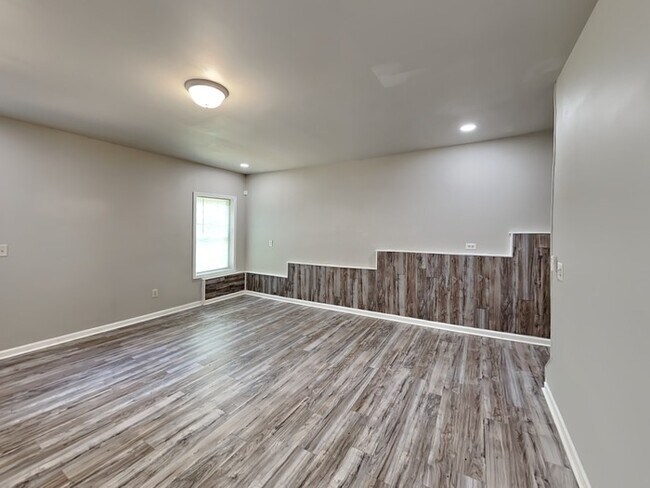 Building Photo - Well-maintained 4 Bedroom With Basement