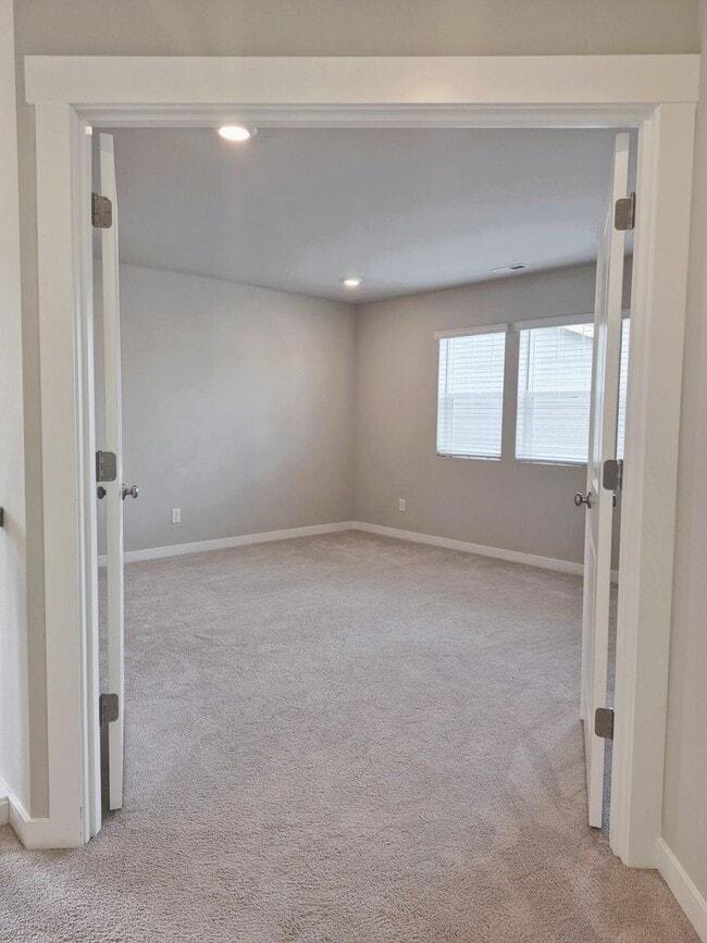 Building Photo - Beautiful 5BD/3BA home located in Rainer Ridge