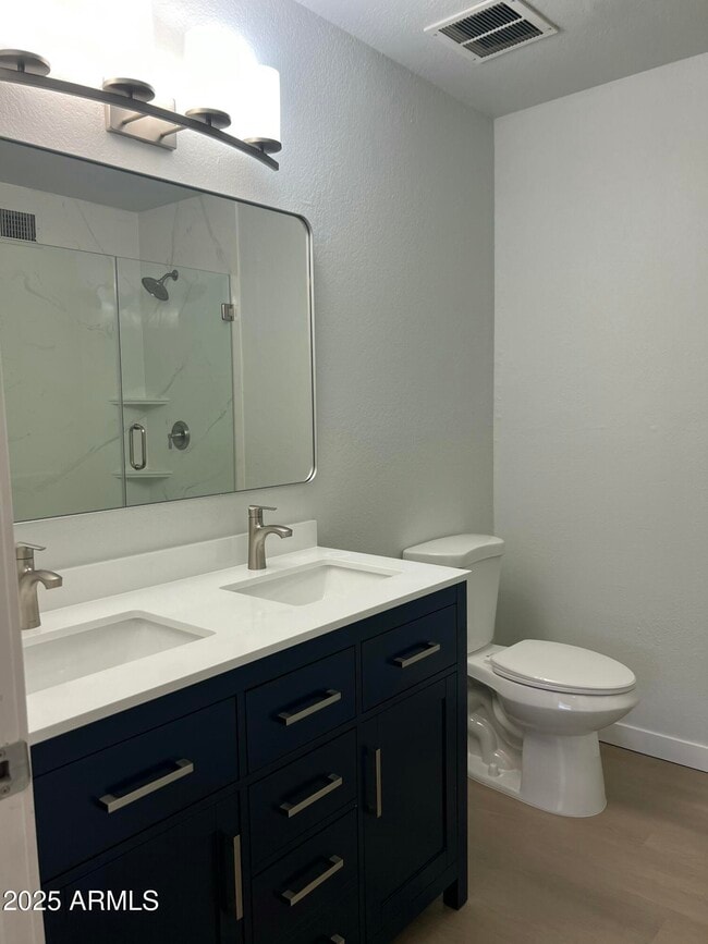 Building Photo - 540 E Royal Palms Dr