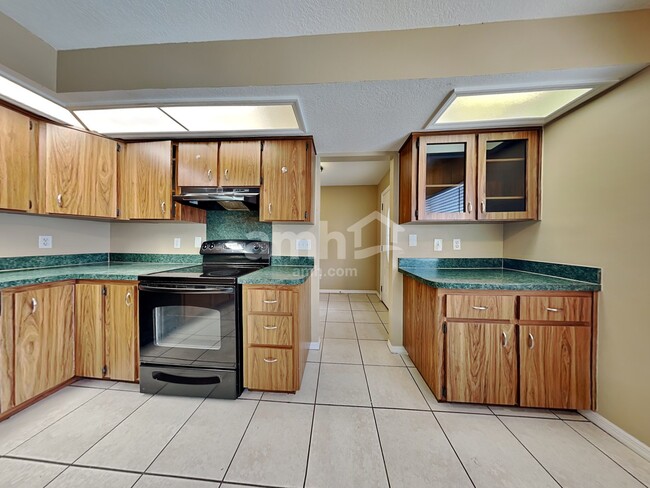 Building Photo - 220 Bryan Oak Avenue