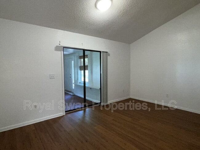 Building Photo - 222 Lakeview Dr