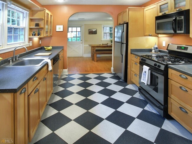 Building Photo - 2528 Pine Lake Pl