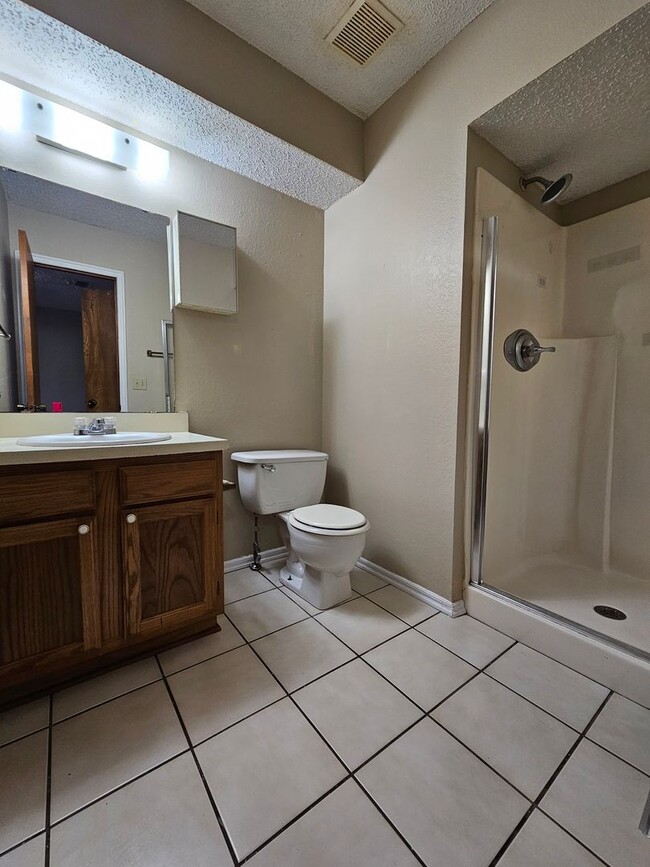 Building Photo - (2) Bed/(2) Bath Duplex Avail NOW!