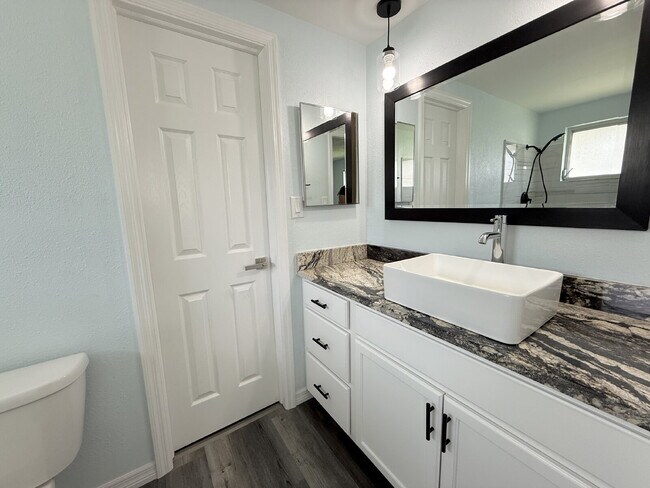 Building Photo - "Charming 2-Bed, 2-Bath Oasis with 1334 Sq Ft in New Port Richey!"