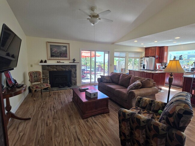 Building Photo - Northwest 4 bedroom, 2 bath with AMAZING Views