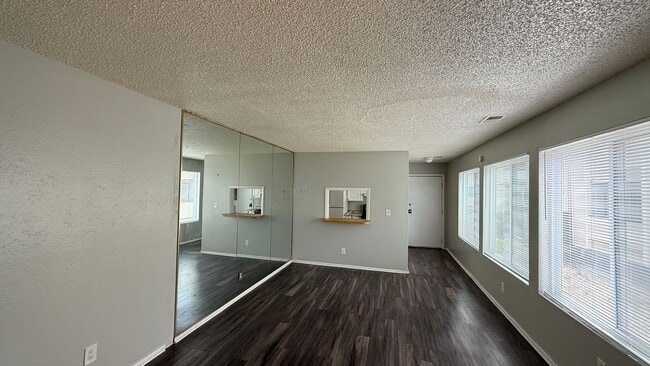 Building Photo - Cute Airy Studio Near Havana and Exposition **Move-In Special**