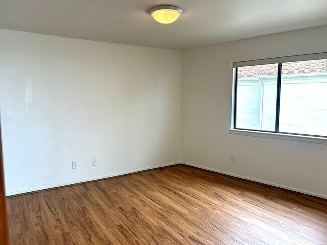 Building Photo - 25072 Alicia Dr