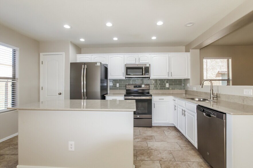 Building Photo - 18538 W Fairway Dr