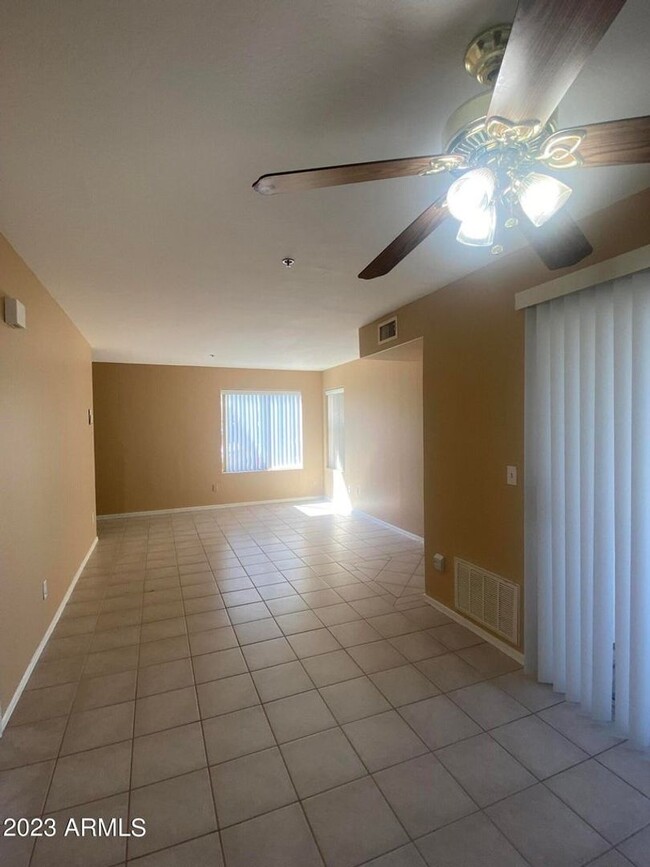 Building Photo - 2 bedroom townhome!