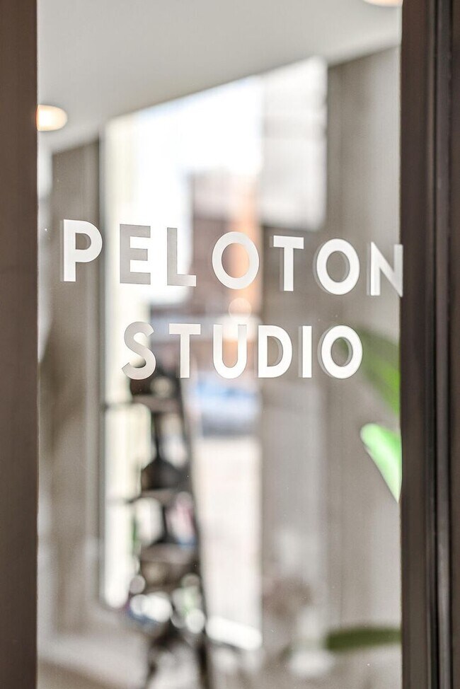 Building Photo - Stunning one bedroom unit in The Wedgewood section of town.