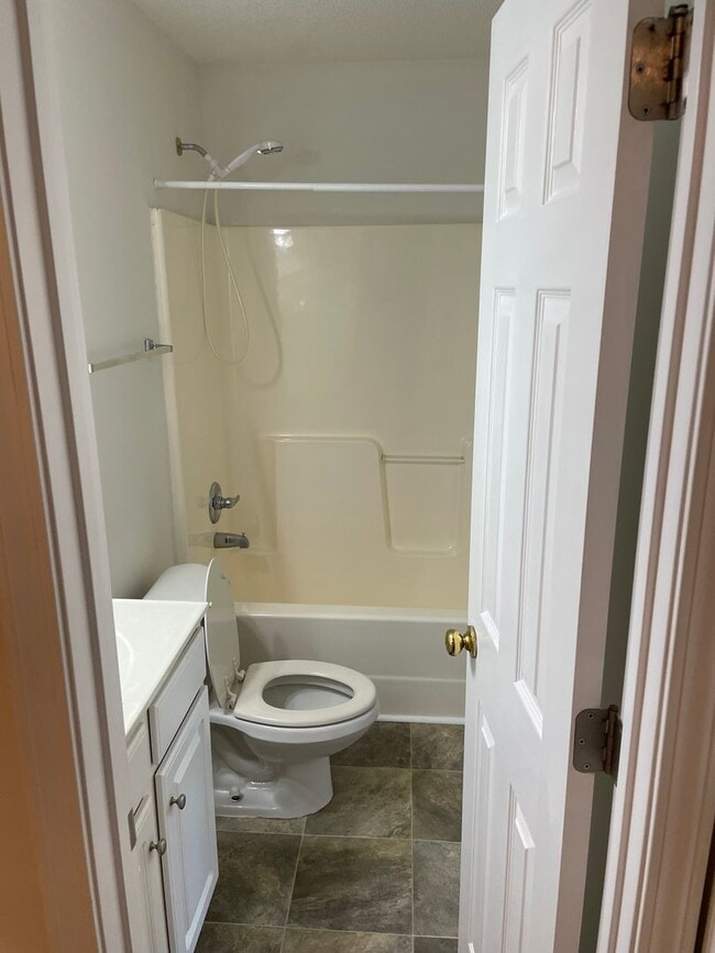 Building Photo - Cozy Two Bedroom Condo Close to Ft. Jackson!