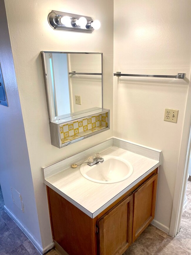 Building Photo - Studio Apartment on Las Vegas Strip - Close to all of the Excitement & More!!