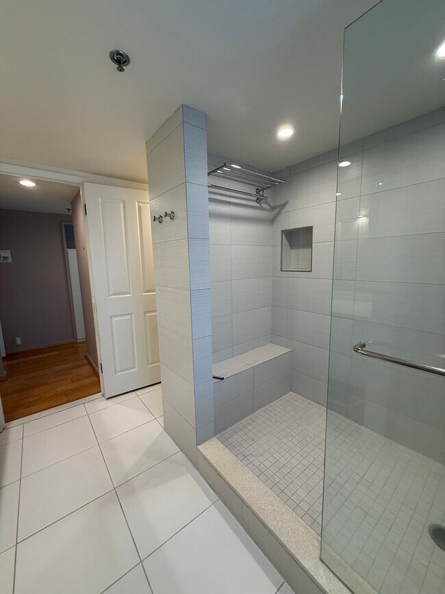 Building Photo - Uraku Tower 17 A Luxury Living!