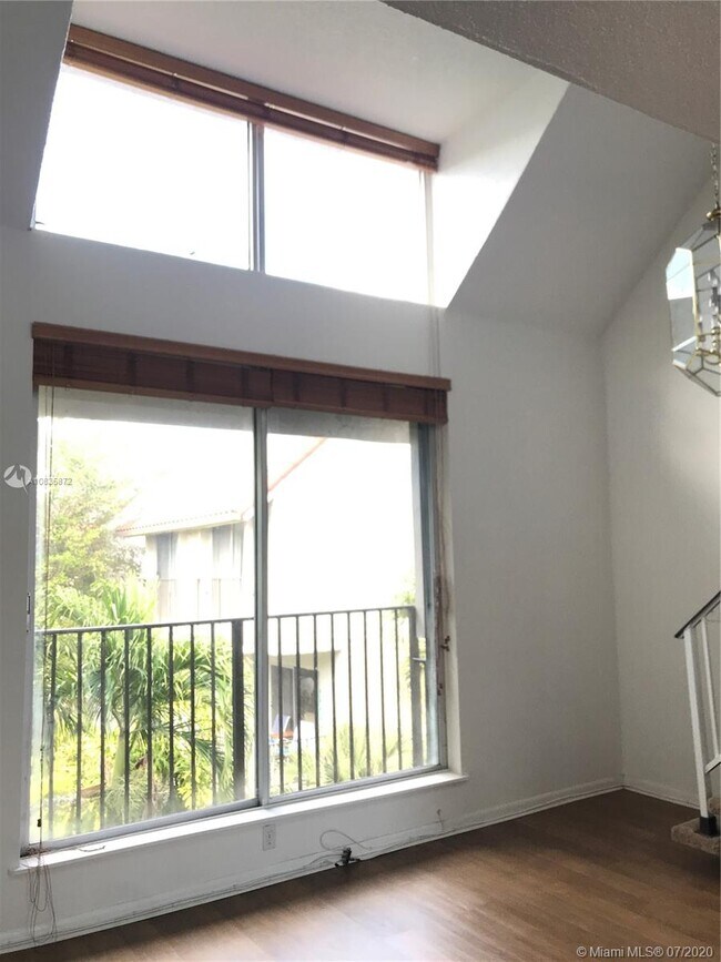 Building Photo - 6886 N Kendall Dr