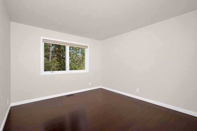 Building Photo - Large 4 Bedroom Home in Marymoor Hill