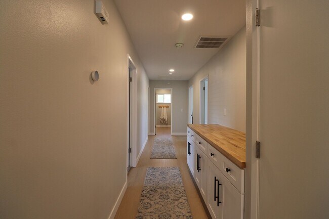 Building Photo - 586 Poppy Ln