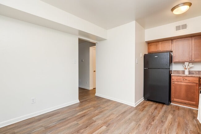 Building Photo - 2401 Shamrock Gardens Dr
