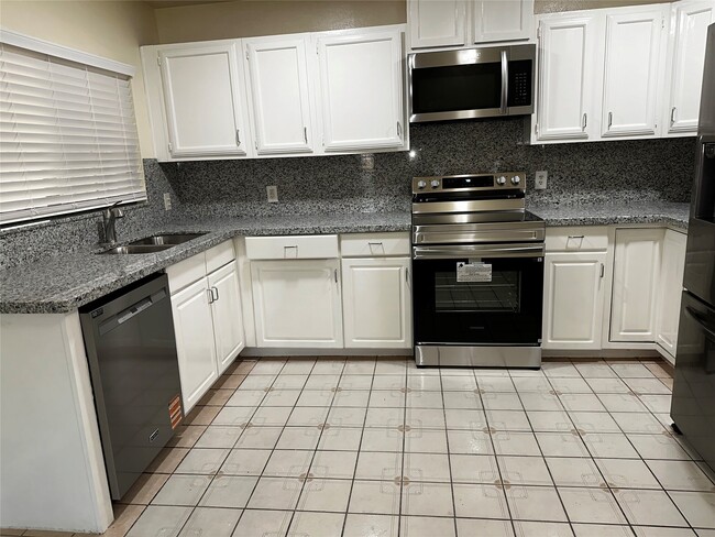 Building Photo - 5915 Trailview Dr