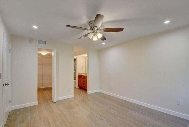 Building Photo - 400 Club Cir