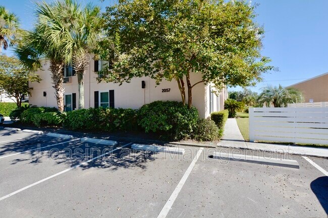 Building Photo - 2057 Middle St