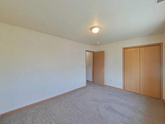 Building Photo - Townhouse-style End unit 3BD, 1.5 BA with attached garage