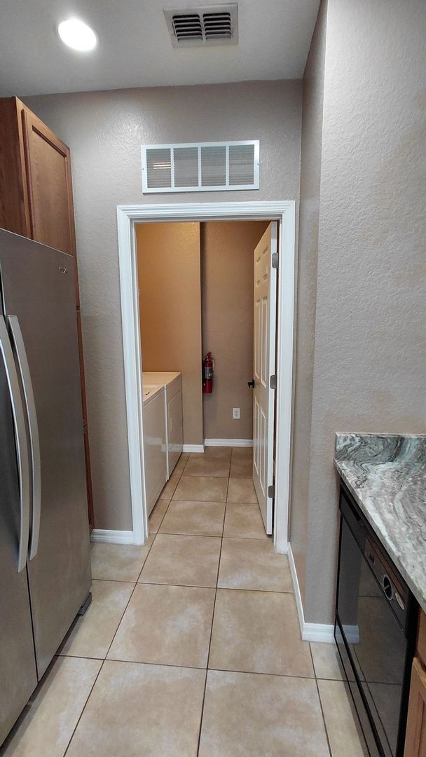 Building Photo - Beautiful 2 bedroom, 2.5 bath Condo in the...