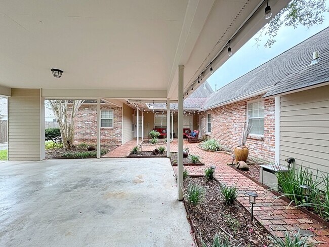 Building Photo - Beautiful Furnished home off Perkins Rd.