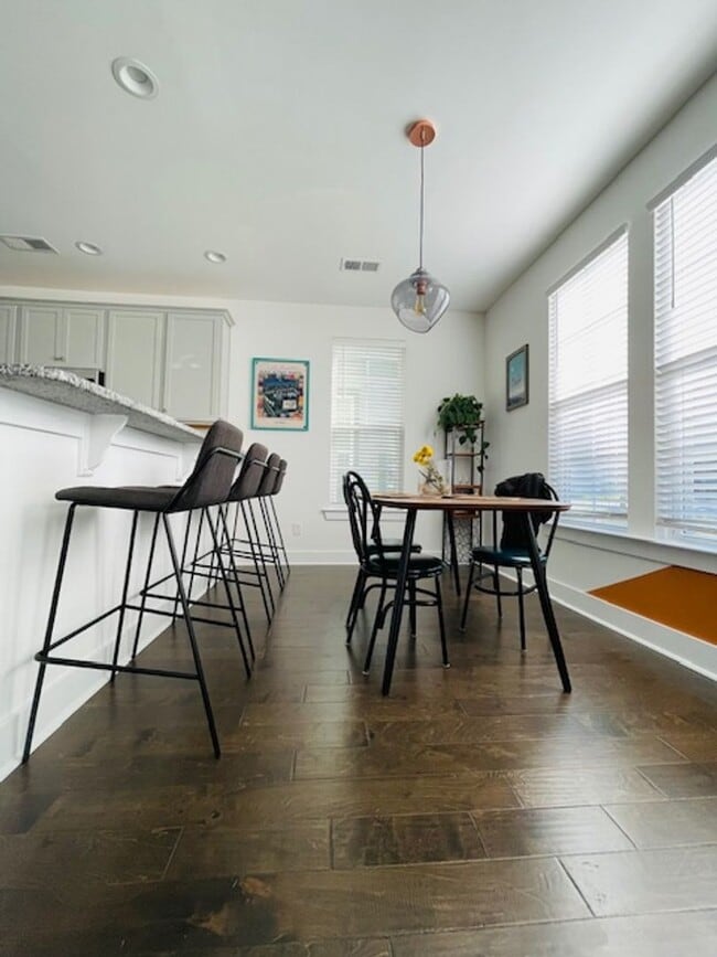 Building Photo - 3bd/2ba well-maintained home close to downtown and USC