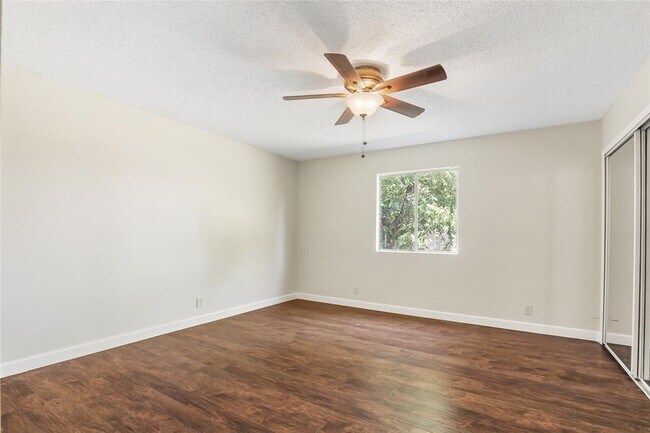 Building Photo - 10503 School House Ln