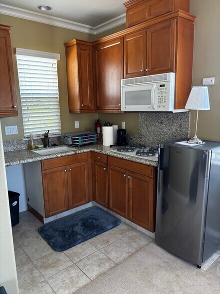 Building Photo - 931 Madrone Ave