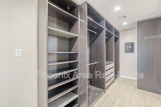 Building Photo - 3761 S Hawthorn Dr