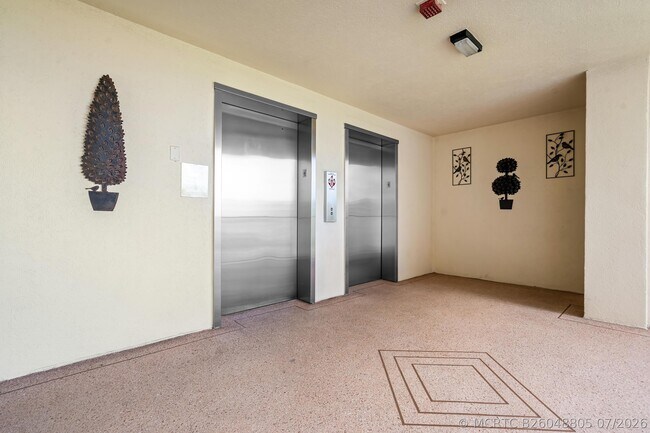 Building Photo - 7290 Kinghurst Dr