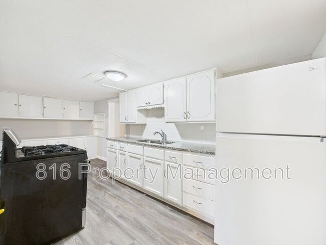 Building Photo - 126 S Village Terrace