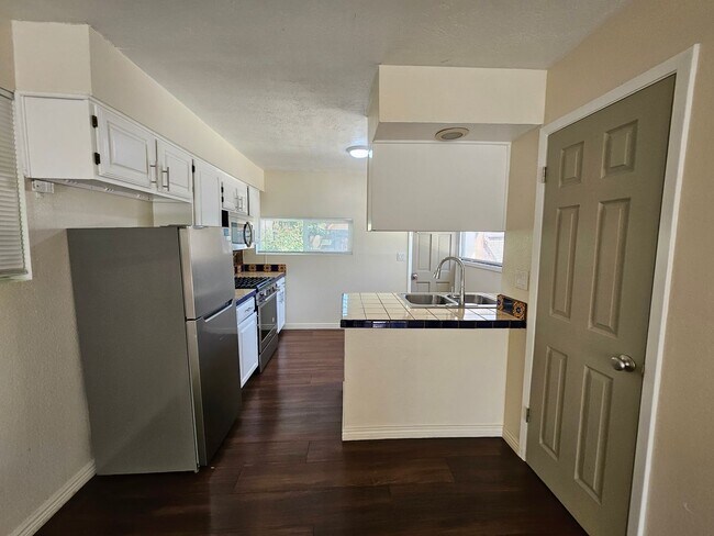 Building Photo - 911 Fruit Ave NW