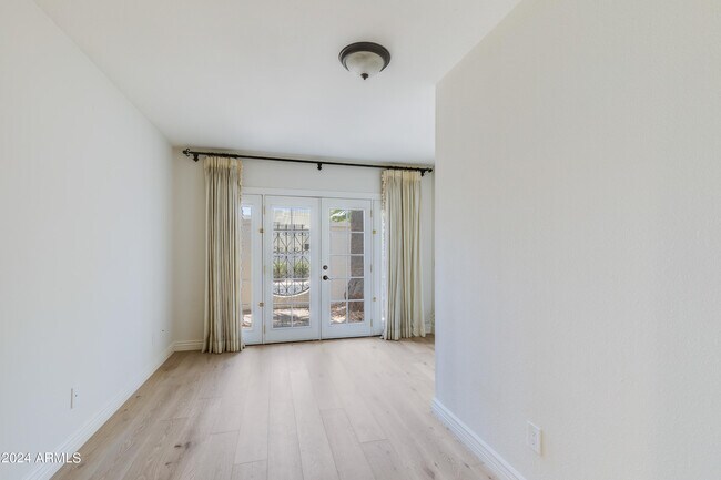 Building Photo - 6932 E Montecito Ave