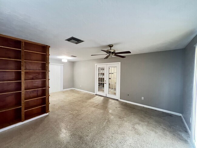 Building Photo - Charming Deltona Lakes Home!