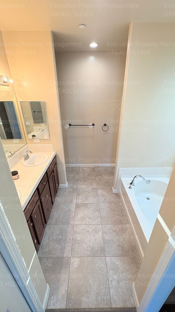 Building Photo - 3 bedroom 2 bathroom home located in a cul- de- sac in a Southwest Bakersfield neighborhood