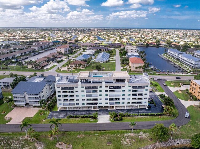 Building Photo - 1500 Park Beach Cir