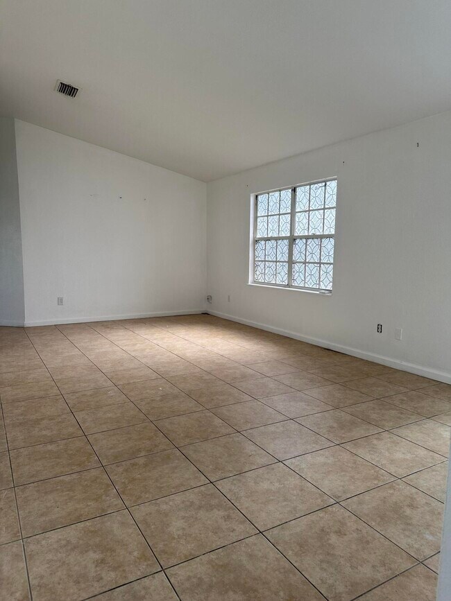 Building Photo - 2020 SW Beekman St