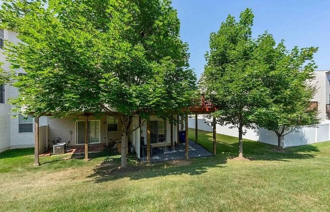 Building Photo - 3 level End Unit townhouse w/bump out in B...